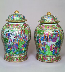 Coppia di vasi baluster Canton famille rose con coperchi a cupola, inizio XIX secolo