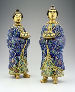 Coppia di attendenti femminili, periodo Qianlong, 1736-95 (smalto cloisonné) da Chinese School
