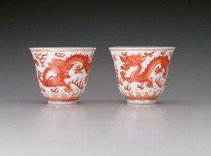 Coppia di coppe da vino, raffiguranti draghi a cinque artigli in cerca di perle fiammeggianti, marchio e periodo Guangxu 1875-1908, cinesi