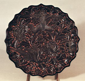 Piatto con motivi floreali e due uccelli, Dinastia Yuan (1271-1368)