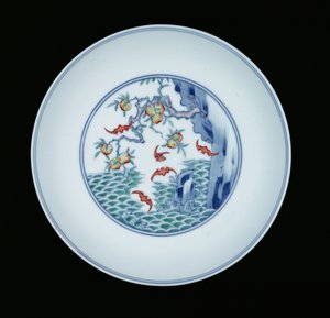 Piatto di porcellana dipinto in blu sottosmalto e smalti ducai, 1723-1735