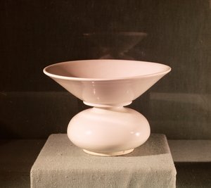 Sputacchiera porcellanata, da Xian, Shaanxi, Dinastia Tang (618-907 d.C.)