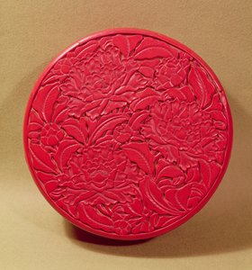 Scatola di lacca rossa decorata con peonie, c.1426-35 (lacca su legno)