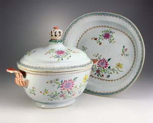 Zuppiera, coperchio e supporto, periodo Qianlong, 1736-95 da Chinese School