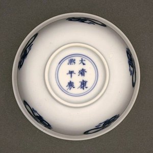 Parte inferiore di una ciotola, marchio e periodo Kangxi 1662-1722