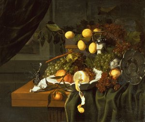 Un limone sbucciato, arance e uva in un piatto