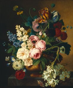 Bouquet di fiori su un tavolo di marmo