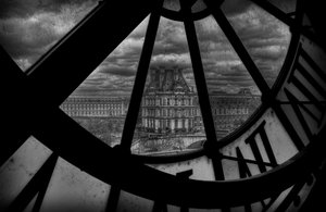Il Louvre visto attraverso il Grande Orologio da Christian MARCEL