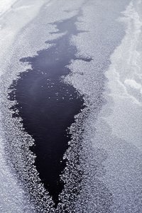 Acqua scura attraverso il ghiaccio da Christina Sillen