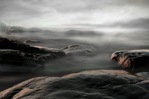 Costa rocciosa avvolta dalla nebbia