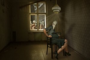 La misteriosa donna con la maschera antigas