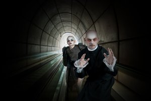 Inquietanti figure nel tunnel da Christine von Diepenbroek