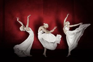 Eleganti ballerine sul palcoscenico rosso