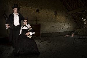 Coppia gotica in soffitta da Christine von Diepenbroek