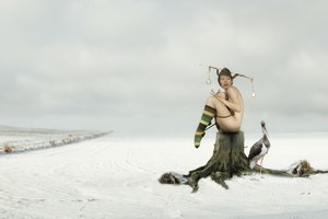 Giullare nudo in un paesaggio invernale