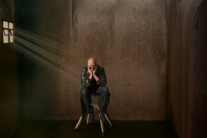 Uomo pensieroso alla luce della finestra da Christine von Diepenbroek