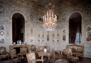 Vista del grande salone del Château de Champs sur Marne. Decorato da Christophe Huet (1700-1759) da Christophe Huet