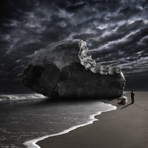 Bitten Rock sulla spiaggia di Stormy Beach da Christophe Kiciak