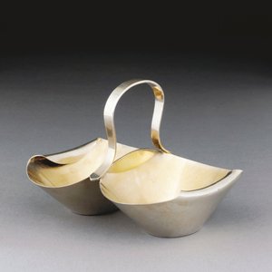 Un Cestino in Metallo Bianco da Christopher Dresser