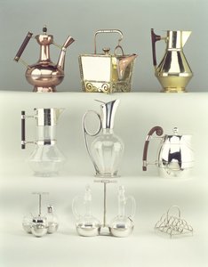 In alto, da sinistra a destra: Caffettiera orientale, Benham & Froud, c.1888; Teiera quadrata giapponese rivettata, Benham & Froud, c.1888; Brocca da claret, Richard Perry, Son & Co., c.1880