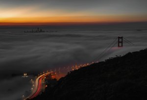 Notte nebbiosa sul Golden Gate Bridge