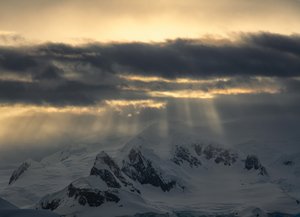 Raggi dorati sulle montagne