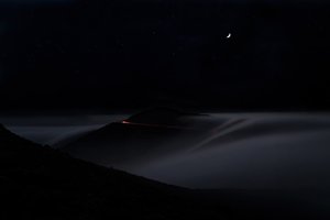 Strada di montagna in una notte nebbiosa