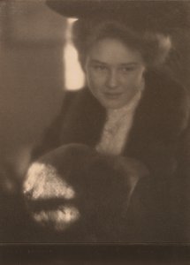 Ragazza con manicotto da Clarence H. White