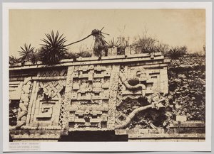 Palazzo delle Monache a Uxmal (dettaglio della facciata del serpente) da Claude Joseph Désiré Charnay