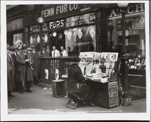 Venditrice di giornali cieca, Fannie Lyons, al suo stand all