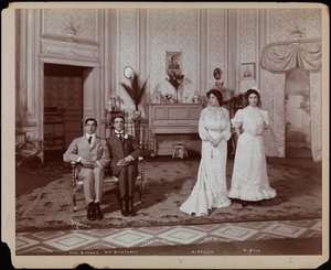 Charles Richman come John Worthing, William Courtney come Algernon Moncrieff, Margaret Anglin come Gwendolen Fairfax e Margaret Dale come Cecily Carew in una ripresa di "L