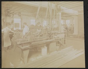 Laboratorio cinematografico Dressler & Co. con uomini che lavorano da Company Byron