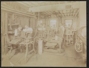 Laboratorio cinematografico Dressler & Co. con uomini al lavoro, New York da Company Byron