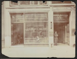 Facciata del primo piano di 122-124 E. 25th Street, il Camera Building, American Cinephone Company, American Kinograph Company e portiere, New York da Company Byron