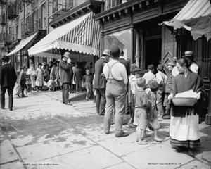 Distribuzione di ghiaccio gratuito in Mulberry Street, New York, c.1900