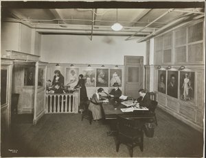 Ufficio principale/sala di ricevimento alla Mutual Film Co. con segretaria alla scrivania, persone a un tavolo che leggono e ritratti sul muro, New York da Company Byron
