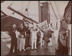 Ufficiali e equipaggio che brindano con champagne e sigari sul ponte della S.S. "Umbria", c.1897 (foto b/n)