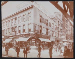 Angolo sud-ovest della 14th Street e 3rd Avenue con il negozio Star Candies, un dentista, il negozio Regal Shoe e l