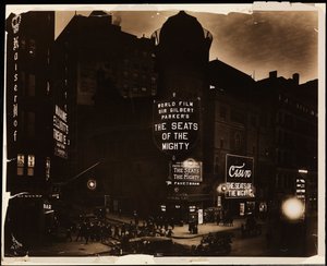 Il Teatro Casino di notte, folle e auto, e operai edili che scavano in strada, Broadway e 39th St., New York, c.1915 (foto in b/n) da Company Byron