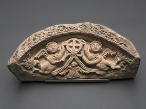 Lunetta con due angeli che sostengono una croce pendente, 400 da Coptic
