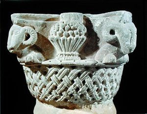 Capitello a forma di cesto con teste di ariete e grappoli d