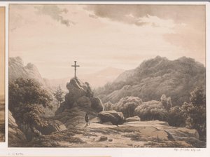 Paesaggio montano con croce su una roccia