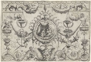 Ornamento con tre figure inginocchiate sotto un drappo