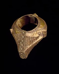 Braccialetto nuziale (gelang gadang podang), fine XIX-inizio XX secolo (oro martellato con filigrana e granulazione)