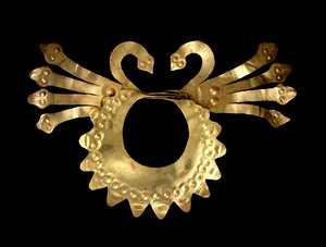 Ornamento per naso con serpenti da Culture Nazca
