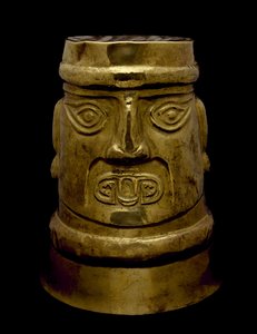 Bicchiere Raffigurante una Divinità con Occhi e Zanne in stile Sicán