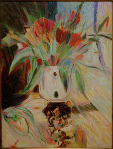 Tulipani in vaso panciuto davanti alla tenda