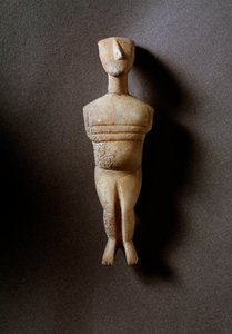 Idolo femminile, figurina schematica, marmo bianco con intarsi di ocra da Cycladic Cycladic