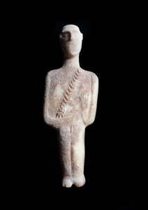 Idolo maschile, figurina schematica, marmo bianco con intarsi di ocra da Cycladic Cycladic