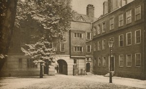 Ciottoli del tranquillo cortile interno a Staple Inn a Holborn, c. 1935 da Cyril Ellis